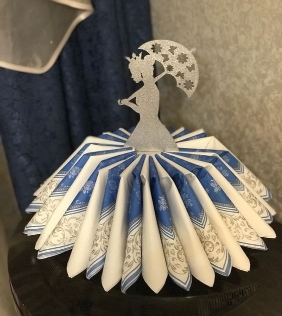 Taç Peçetelikli Kız