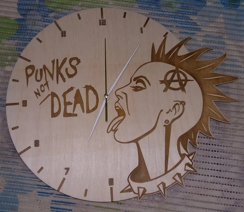 Punk'ın Ölü Değil Duvar Saati