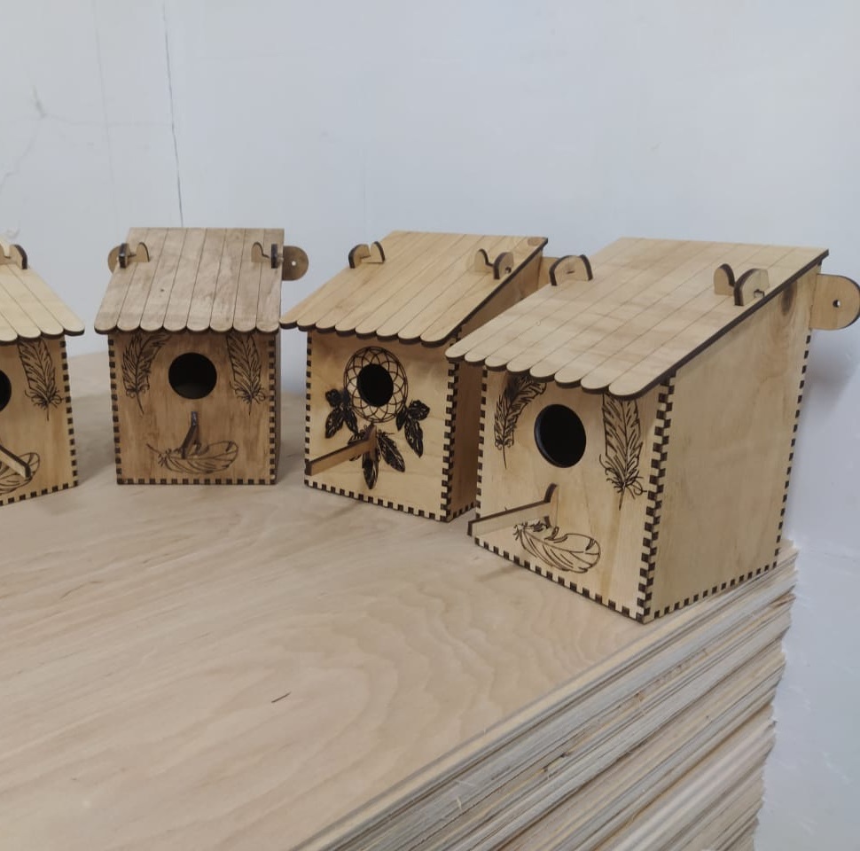 Lazer Kesimli Ahşap Duvar Tipi Kuş Besleyici