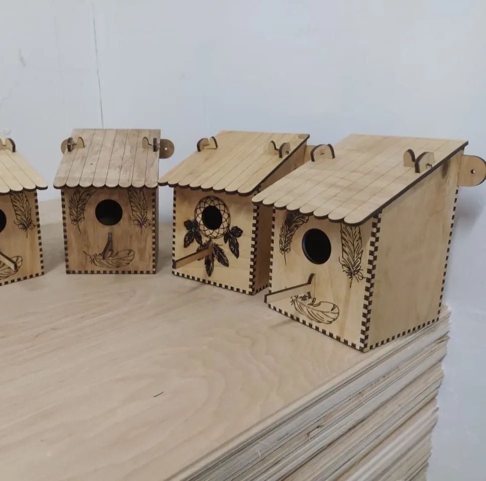 Lazer Kesimli Ahşap Duvar Tipi Kuş Besleyici