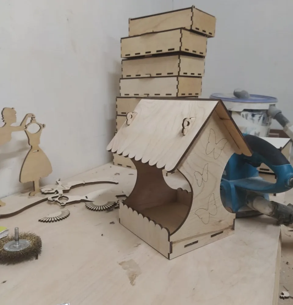 Dekoratif Ahşap Kuş Besleyici