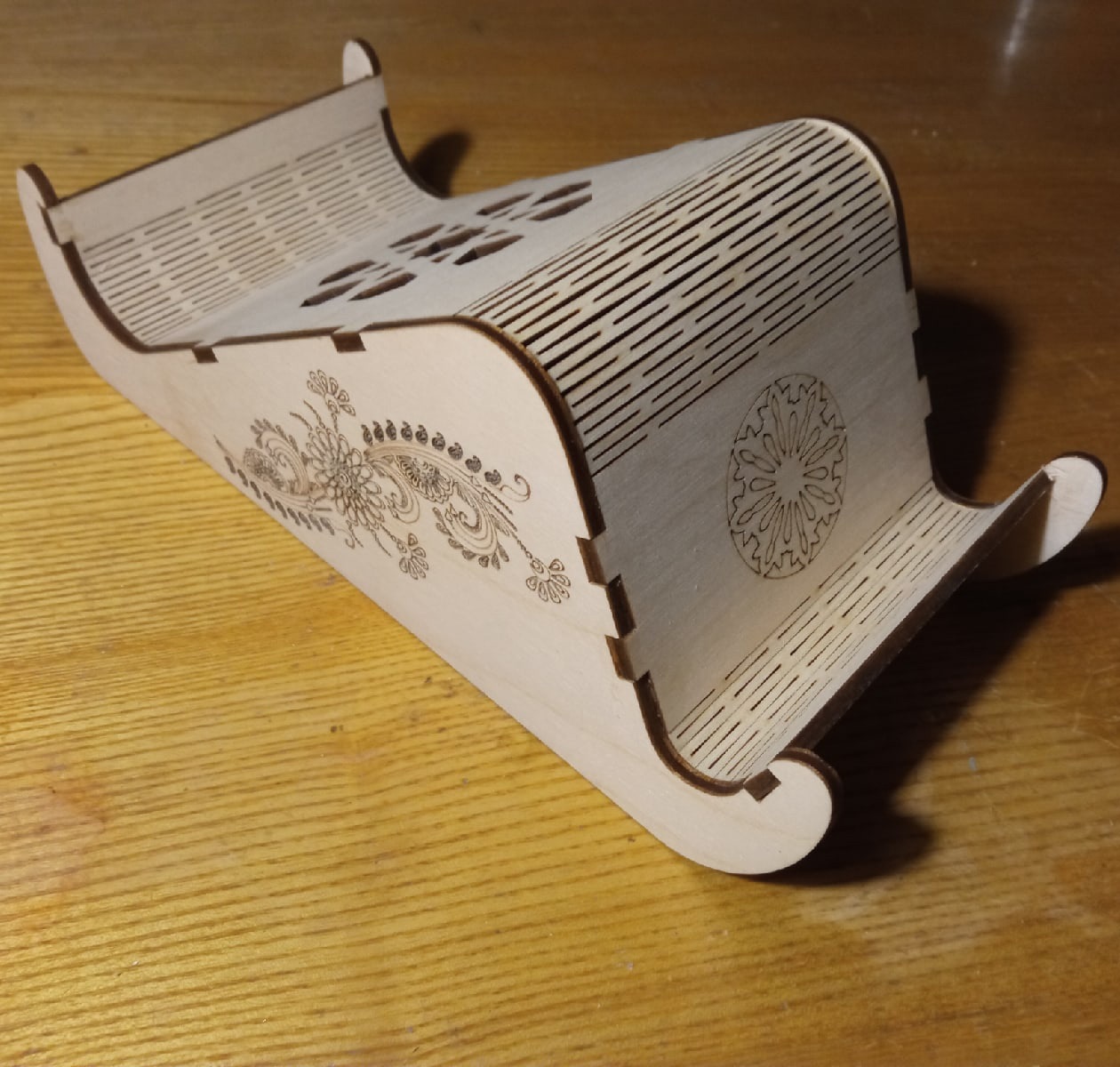 Dekor Oyulmuş Ahşap Mobil Tutucu Masa Telefon Standı