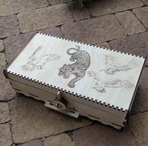 Kapaklı Aslan Oymalı Ahşap Kutu