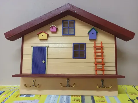 Kancalı Ev Şeklinde Duvar Rafı